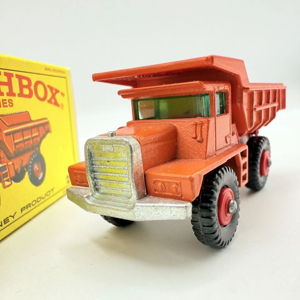 Camión de volteo Matchbox Lesney 28d Mack con bujes rojos - muy casi nuevo y en caja Foto 3 de 4