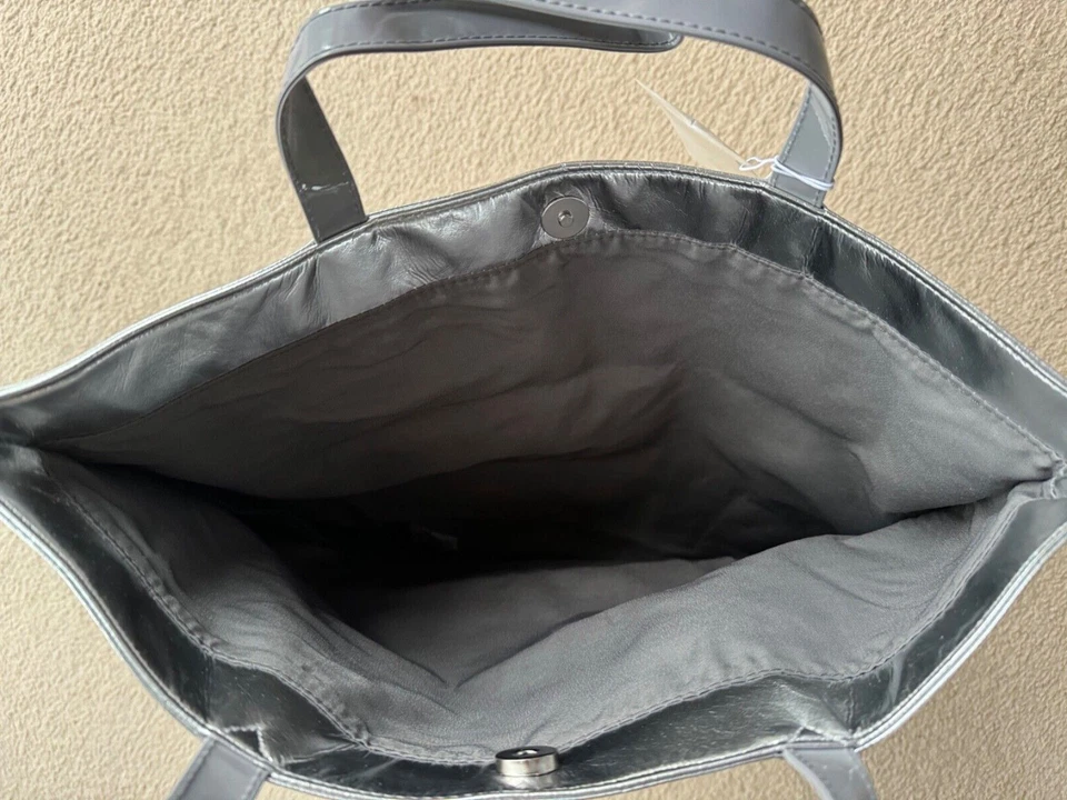 BNWT VERA WANG SILVER & RED EMBROIDERED "LOVESTRUCK" TOTE BAG!! - Image 3 of 4