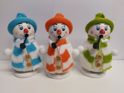 Rauchermann Schneemann mit orange rot grün Mütze und Schal Höhe 11,5 B- Ware