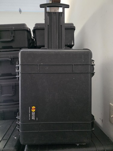 Pelican 1560 case Waterproof Rolling Airline Cases Black Good Condition no holes