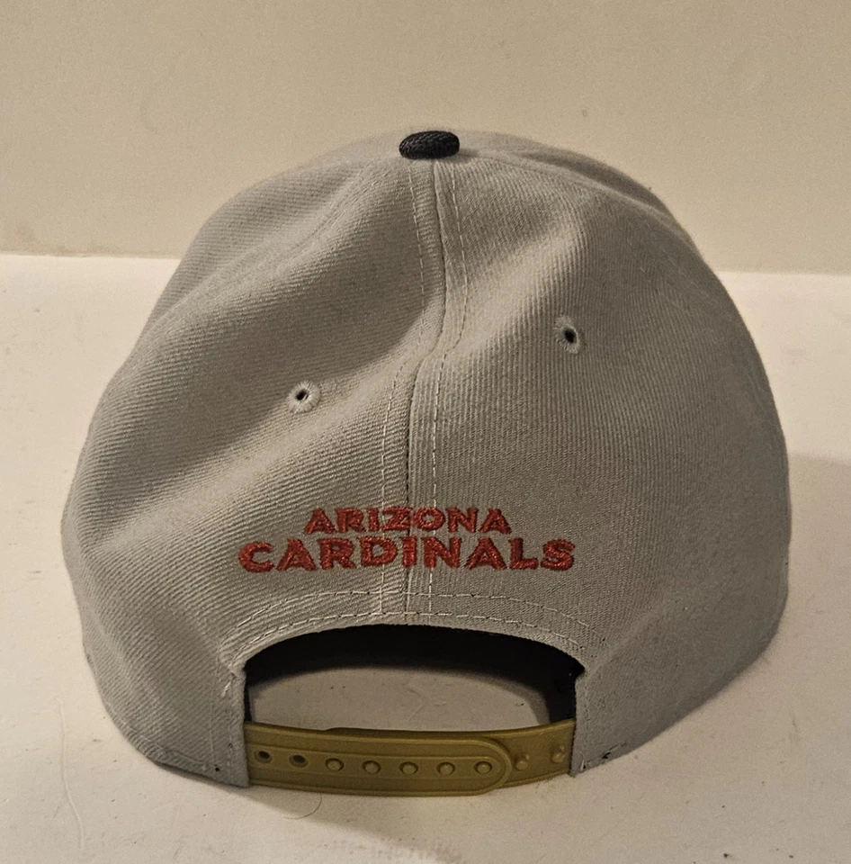 Chapéu Arizona Cardinals NFL 59FIFTY Snap Back cinza com logotipo preto Bill acabamento dourado - Imagem 4 de 4