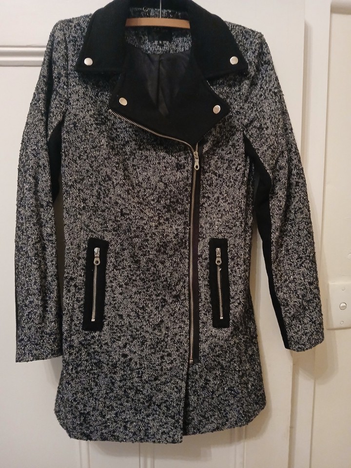 PORTMANS WOOL BLEND COAT. SZ:6. BLACK/WHITE TWEED LOOK. STYLISH, LOTS ZIPS. VGC