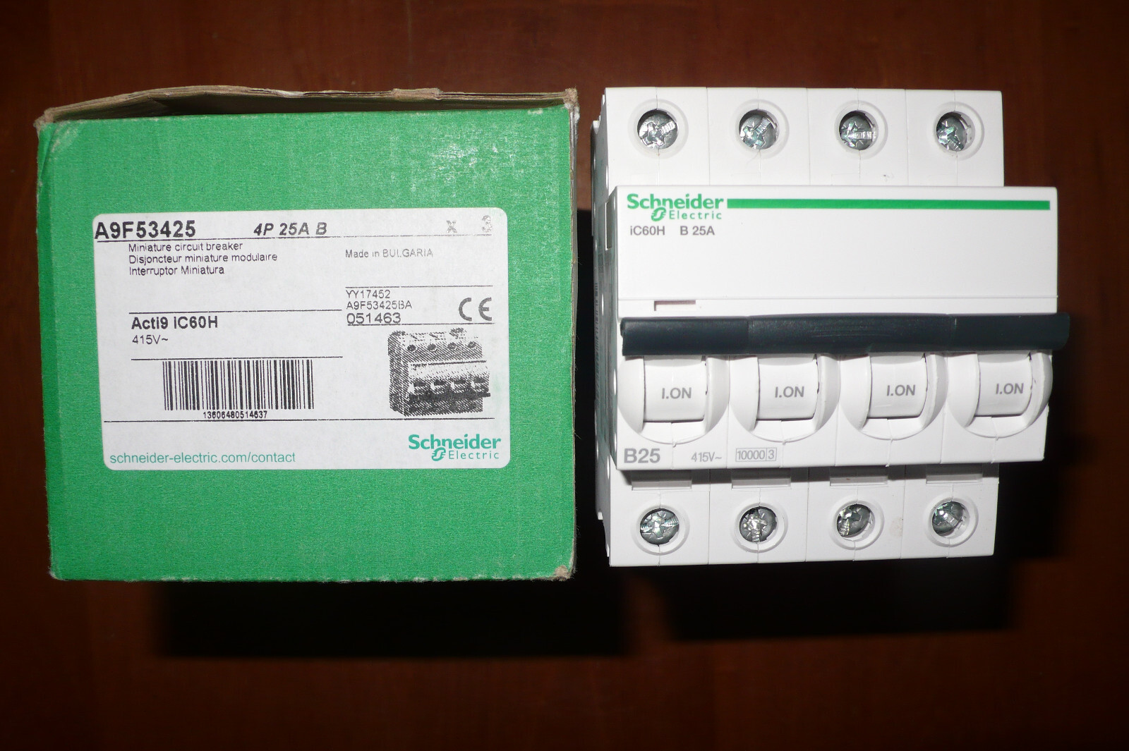 Disjoncteur tétrapolaire 25A Schneider iC60N courbe B protection haut de gamme 4P A9F53425