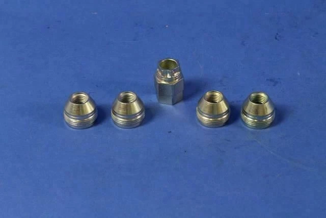 Travas de roda genuínas Mopar 2005-2014 Dodge Caravan com porcas de tampa 82211462 - Imagem 2 de 4