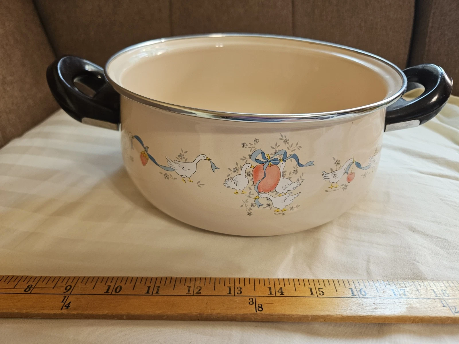 VTG LINGOWARE GOOSE GEESE MARMALADE ENAMEL DUTCH OVEN GRANDMACORE COTTAGE CORE
Opens in a new window