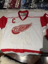 Steve Yzerman Cards, Rookie Cards and Autograph Memorabilia Guide 25
