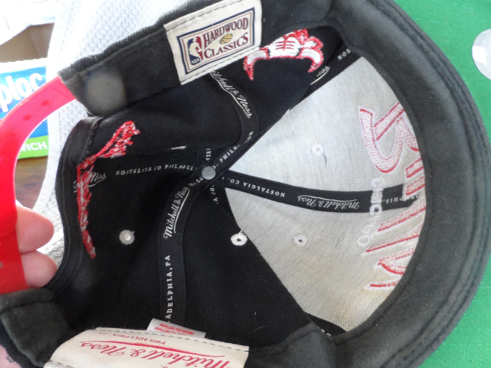 (2) CHICAGO BULLS CAPS. SEE PICS USED X-425 thumbnail 7