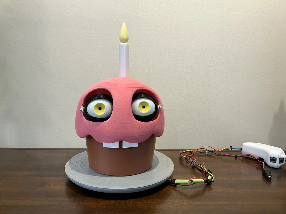 FNAF Mr. Cupcake/Carl de FNAF1 Ojos de trabajo con motor y vela brillante Foto 2 de 3