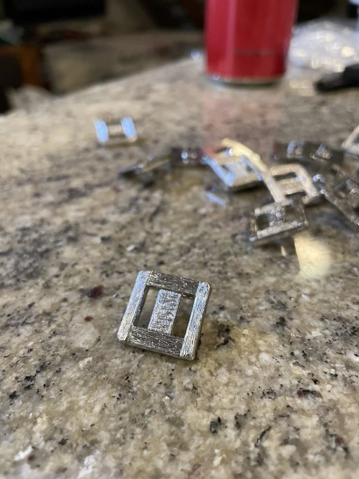 6pcs X 18.5mm Square Silver Cast Metal Cut Out Shank Grain Finish Buttons - Image 2 of 4