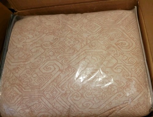 King Size Comforter THRESHOLD Brand PINK Carpet PATTERN 110" X 96" - Picture 2 of 3