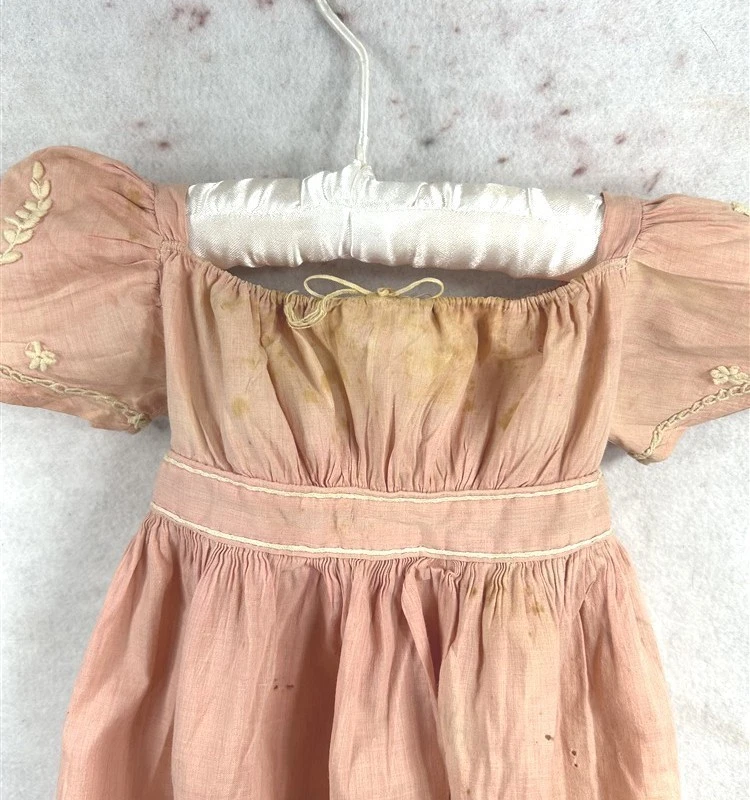 antiguo vestido infantil algodón rosa cordón cuello, cintura, historia Abby Hing 1832 Foto 4 de 4
