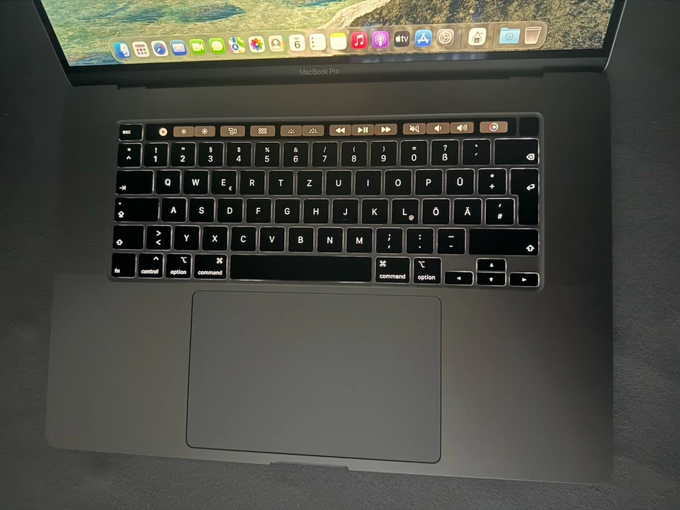 Apple MacBook Pro Retina TouchBar 16“ 8-Core i9 2,3 Ghz 1 TB SSD 16 GB Ram 2019 - Bild 4 von 4