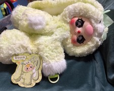 [NUEVO] BABY THREE - MOCHILA ABRAZANDO CONEJITO PELUCHE AMARILLO LIMA LLORANDO BUENA CARA