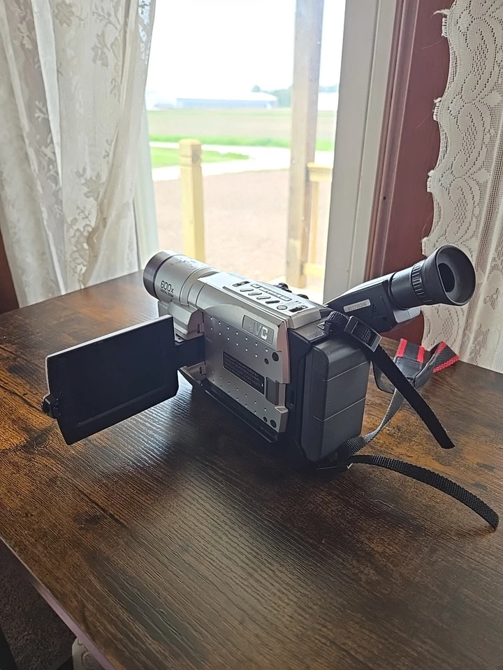 JVC GR-SXM740 600x Zoom Compact Super VHS Camcorder w/Battery UNTESTED - Image 2 of 4