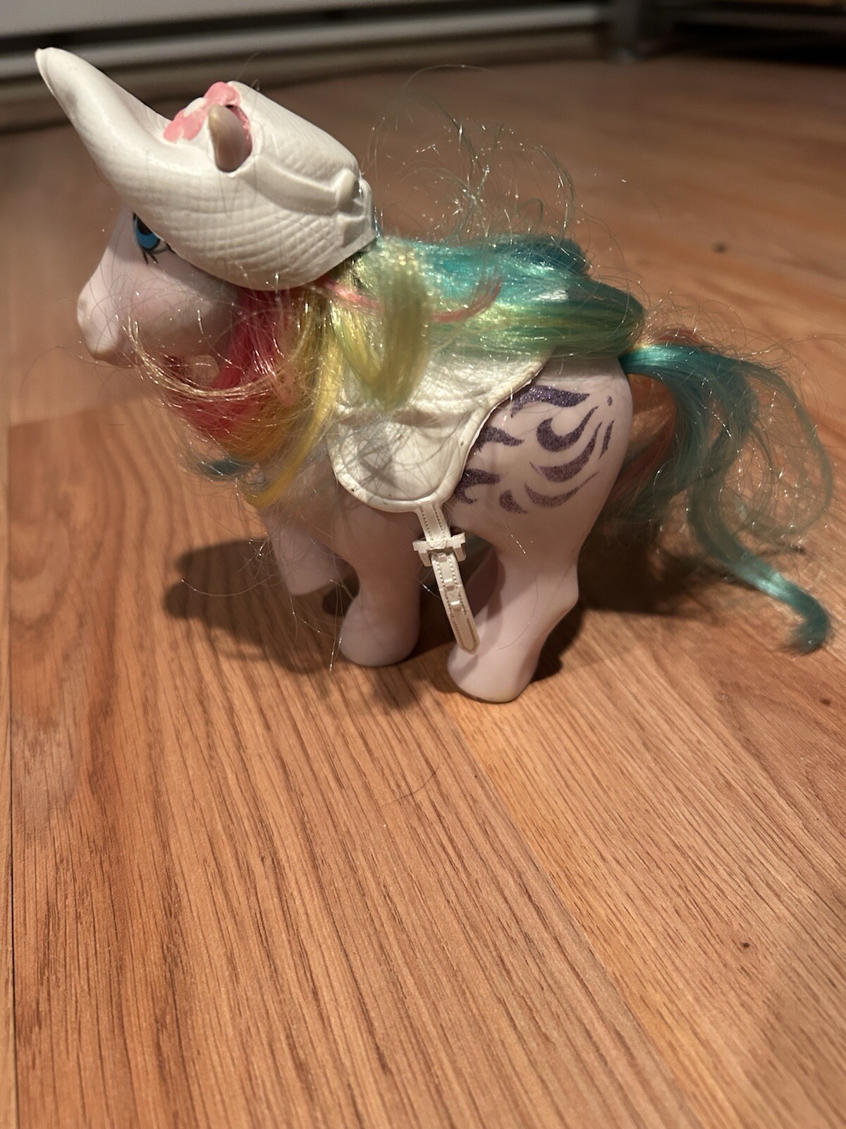 My Little Pony vintage 1983 con capelli arcobaleno cappello a fiori e sella!