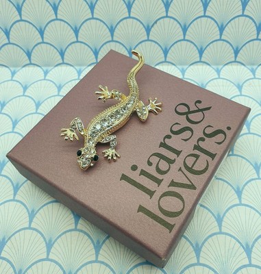 Lügner und Liebhaber - vergoldete funkelnde Kristall Eidechse/Gecko Brosche mit Box