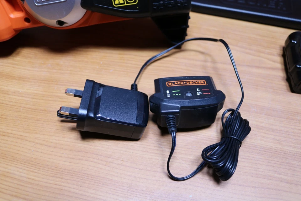 Black & Decker GKC1820L20 18v 20cm Cordless Chainsaw +2x 1.5Ah Battery & Charger - Image 4 of 4