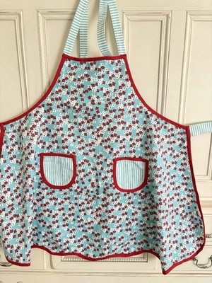Darling NEW MARTHA STEWART APRON ~ Cute Red & Aqua Print ~ ALL COTTON ~ Unused !