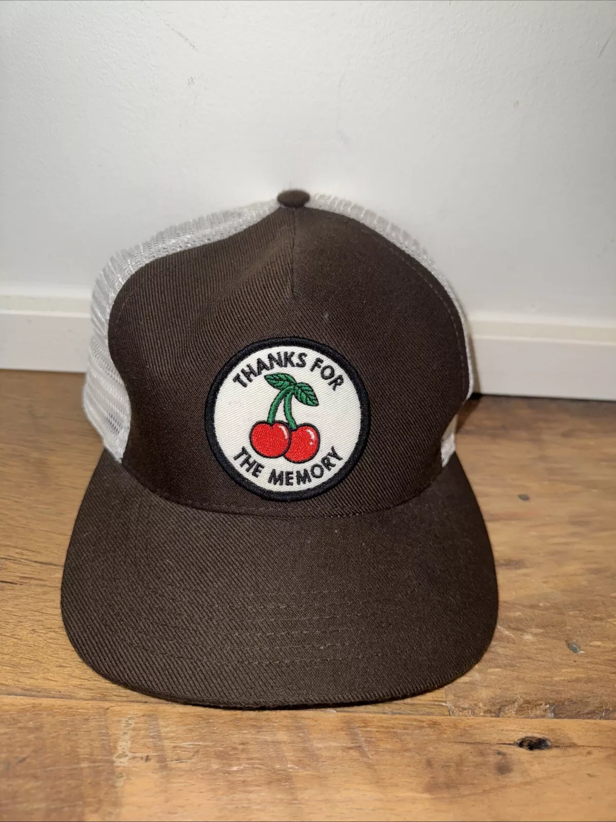 Casquette maille camionneur cerise marron et blanc SUPREME 2010 « Merci pour la mémoire »