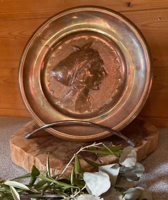 Assiette en cuivre repoussé, portrait de femme, décoration murale. - Photo 1/4