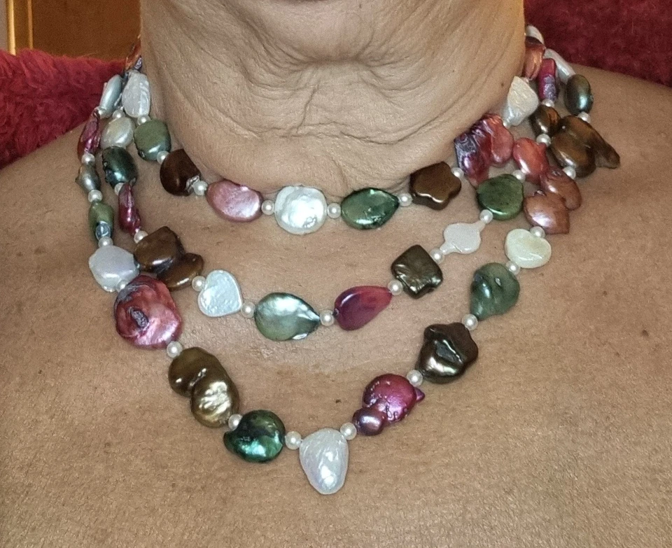 COLLANA A 3 FILI di perle multicolore piatte, collana corta, sottogiacca - Immagine 4 di 4