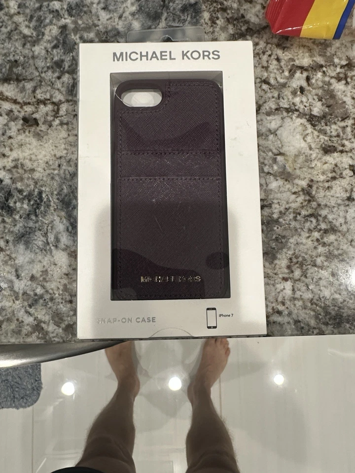 Funda Michael Kors I Phone 7 con ranuras para tarjetas Foto 2 de 4