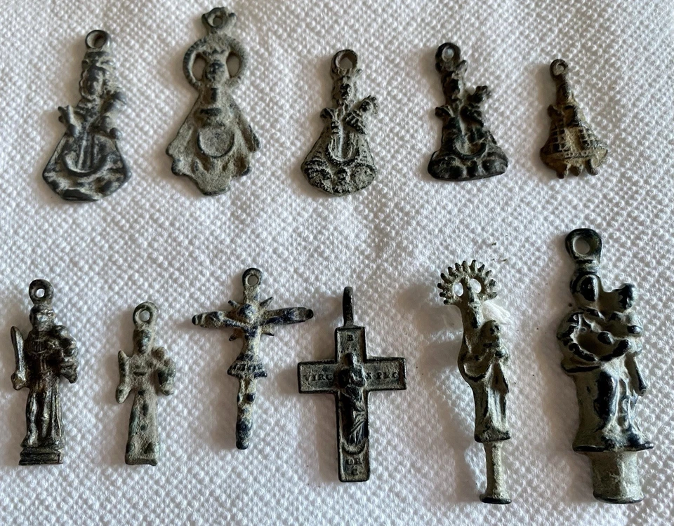 Lote, medallas,cruces, S-XVII, S. António, V. del Pilar, Mena, Henar, Guadalupe - Imagen 1 de 1