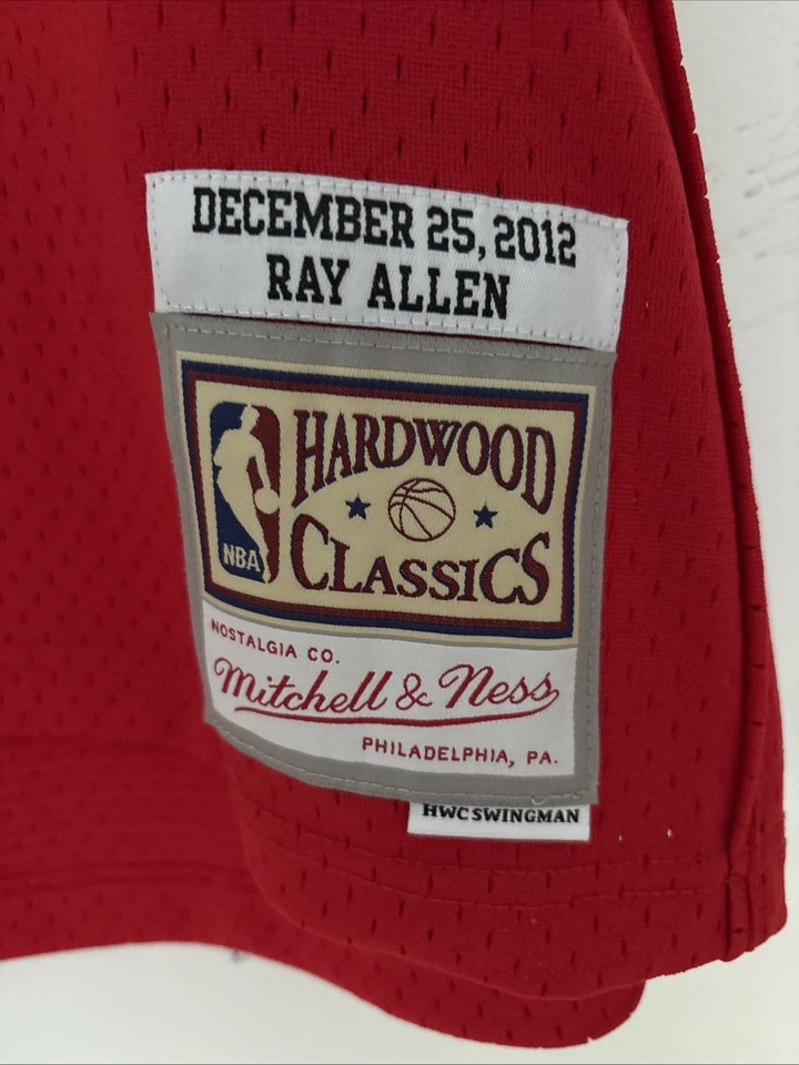 Camiseta Swingman Miami Heat Ray Allen Mitchell & Ness Roja Día de Navidad 2012 NBA Foto 2 de 4