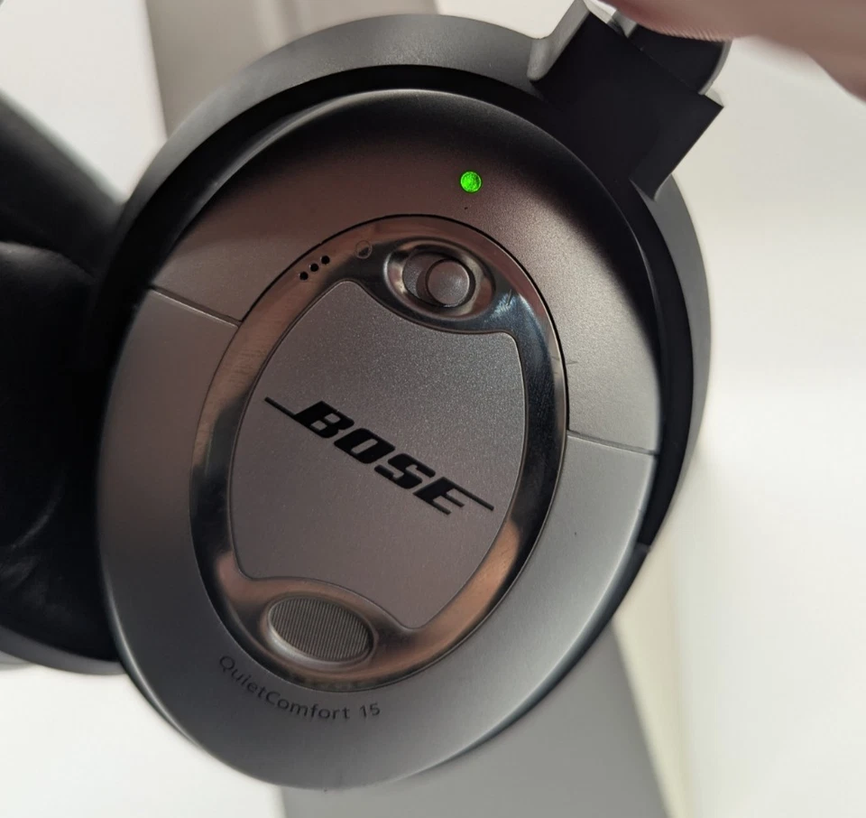 Bose QuietComfort 15 On The Ear Acoustic Noise Cancelling Headphones Needs Pads - Image 3 of 4