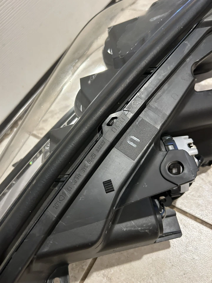 Toyota Mirai 2017 2018 2019 lado derecho LED faro carcasa de xenón fabricante de equipos originales usado Foto 4 de 4