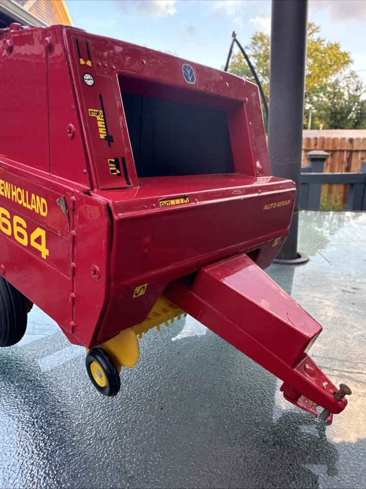 New Holland 664 Round Hay Baler With Bale 1/16 Scale - Image 4 of 4