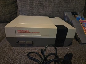 Nintendo NES Original Console Bundle - White/Gray 5 Games And Controller