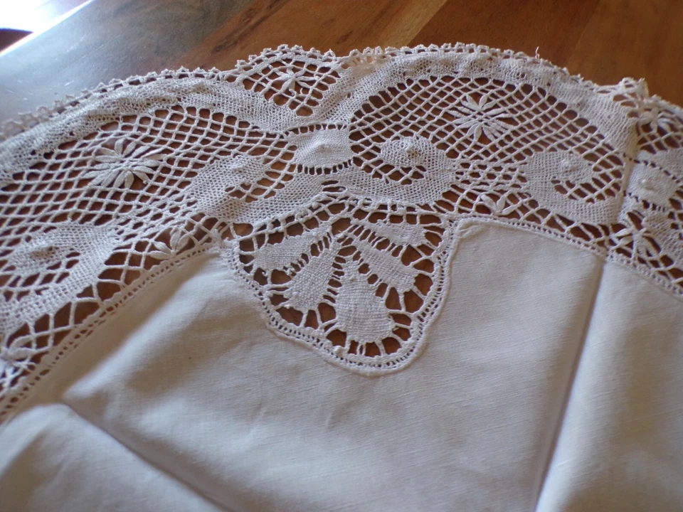 Linge ancien 1 Napperon rond   dentelle et broderies  blanches - Photo 4/4