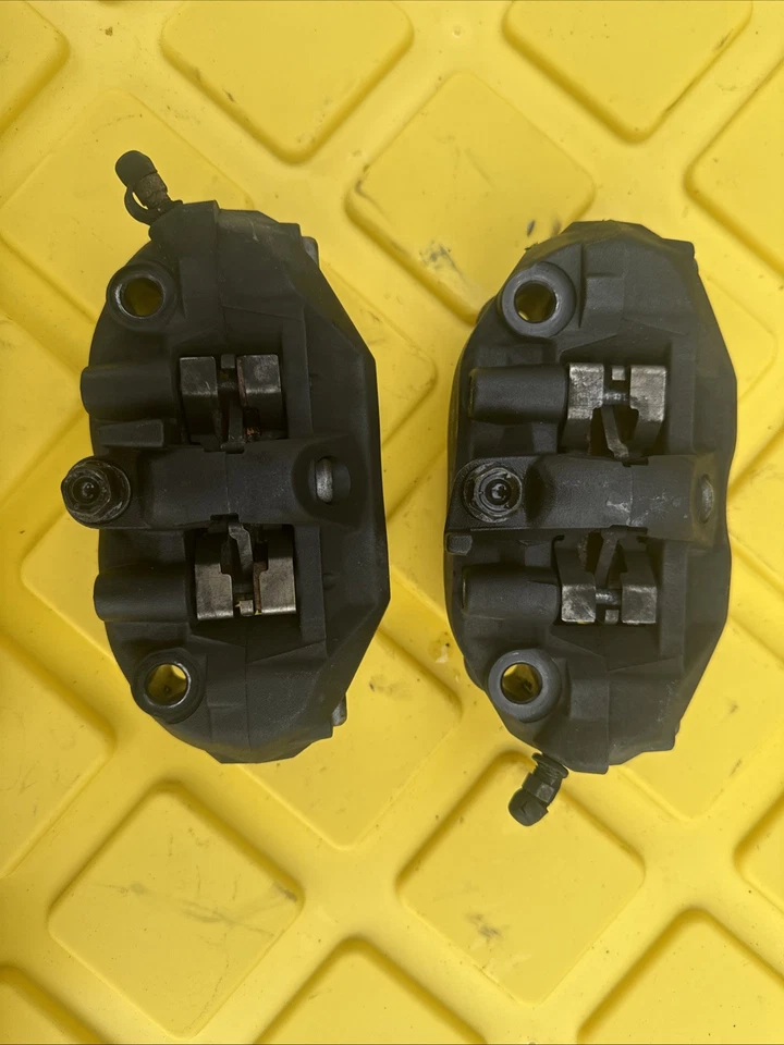 Juego de pinzas de freno delanteras derecha izquierda honda 2004 2005 cbr1000rr 2005 2006 cbr600rr Foto 2 de 4