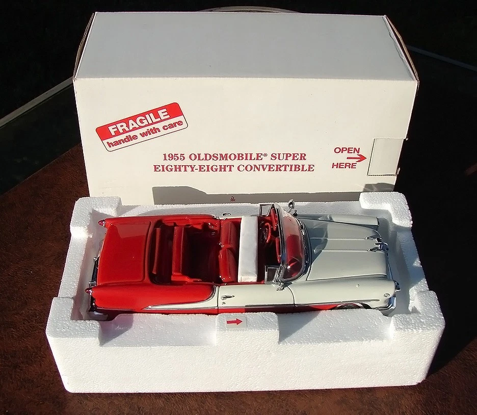 Danbury Mint 1955 Oldsmobile Super Eighty-Eight Convertible 1:24 Diecast Model - Image 2 of 4