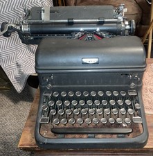Vintage Royal KMM 