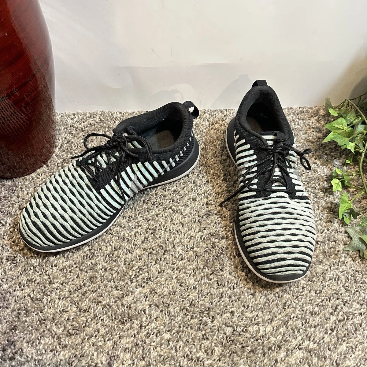 Nike women's roshe two flyknit v2 running clearance shoe