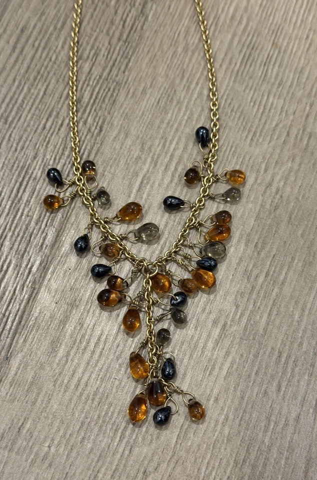 Collar con racimo de cuentas de vidrio tono dorado Napier ámbar negro colgante ahumado Foto 3 de 4