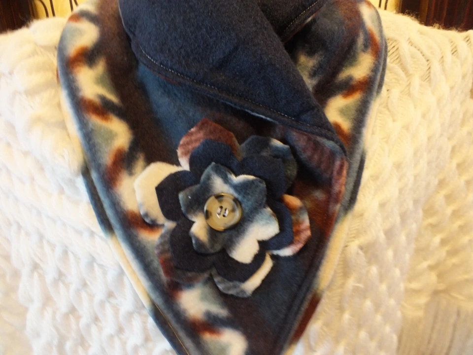 Bufanda de lana hecha a mano calentador de cuello apliques de flores hechos a mano cierre a presión Foto 2 de 2