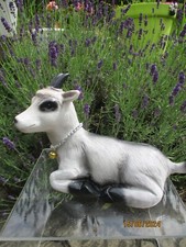 Niedliche Gartenfigur Ziege Zicklein liegt 32x23 Glöckchen Bruchsicher Ostern Ne