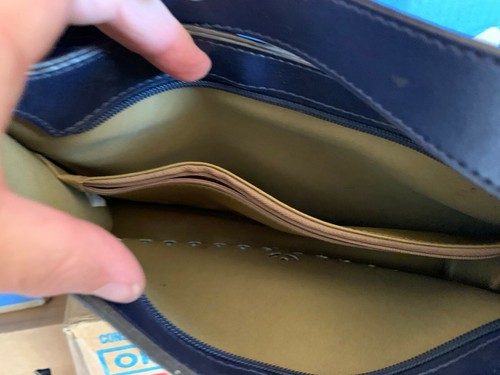 Blaue Vinyl Geldbörse mittelgroß mit Cutout Design - Bild 7 von 7