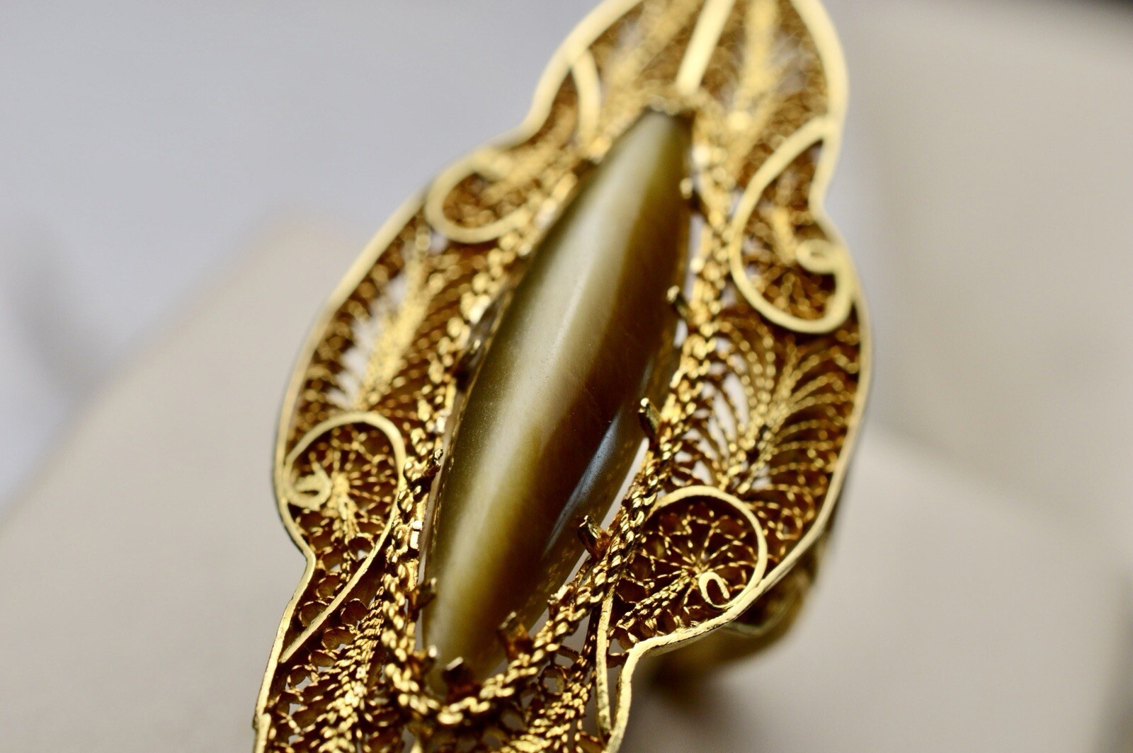 Solid 22K Gold Large Shield Cats Eye Ring Victori… - image 6