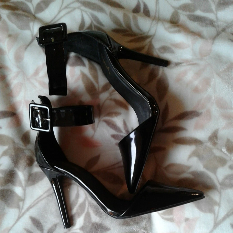 Qupid Sexy Negro Estampado Cuero Puntera Punta, Correa para el Tobillo, Talla 8.5, Tacón de 4.25" Foto 4 de 4