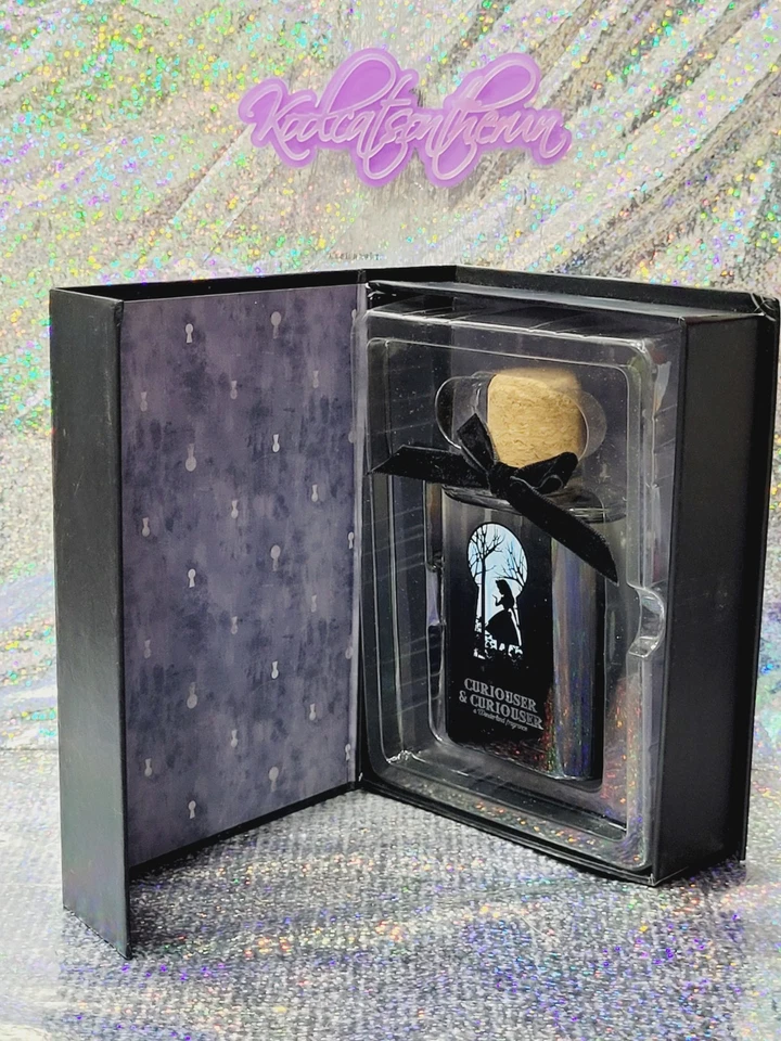 Hot Topic Disney Curiouser & Curiouser 3.4 OZ Fragancia Alicia en el País de las Maravillas  Foto 2 de 4