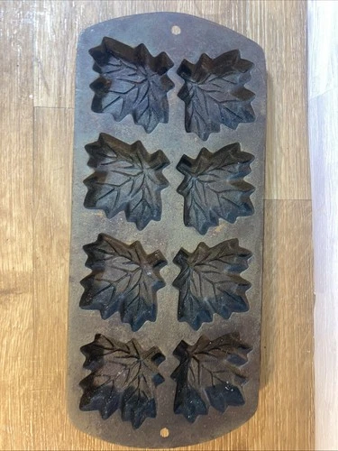 Vintage Lodge 8MLP2 Cast Iron Maple Leaf Pan Corn Bread Muffin Flaws