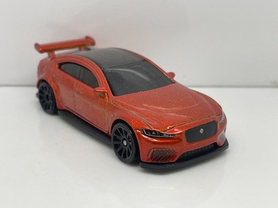 HOT WHEELS JAGUAR XE SV PROJECT 8 2018 ORANGE GUTER ZUSTAND 1:64 88