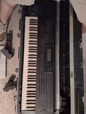 Korg i2 Interactive Music Workstation 61-Key Keyboard w/ Hard Case