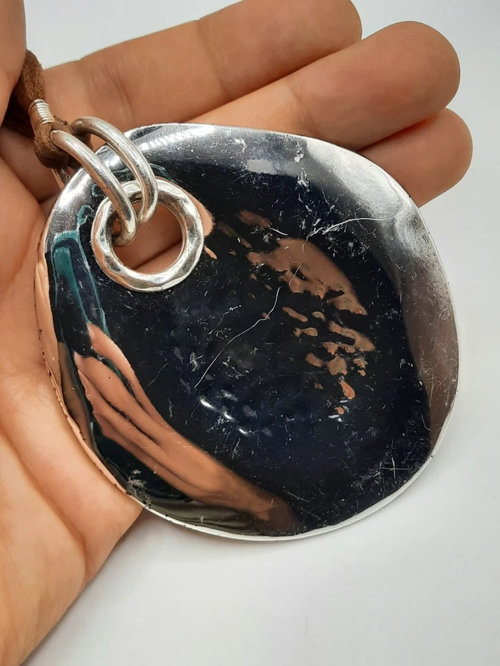 RLM Soho Collar Largo Grueso Tono Plateado Martillado Colgante Cordón Cuero Marrón Foto 3 de 4