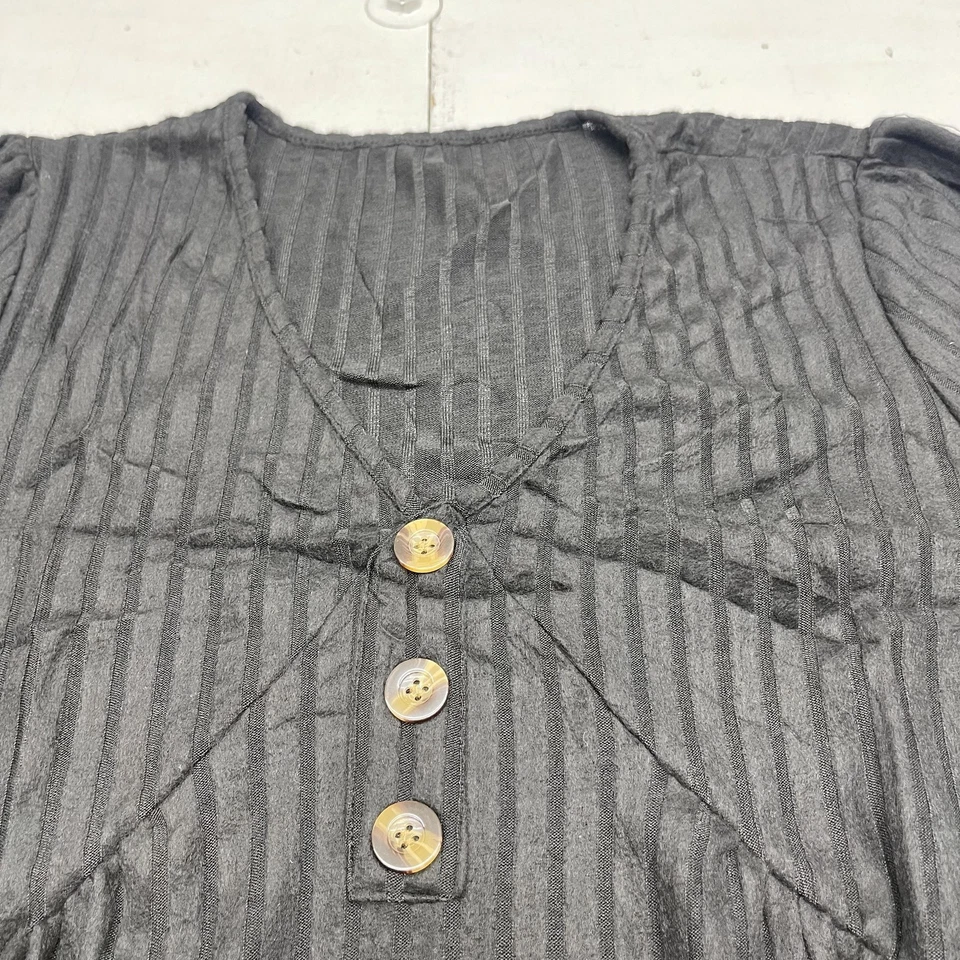 Vestido feminino BB.VOGUE XL preto listrado com nervuras manga longa gola V botão frontal - Imagem 2 de 4