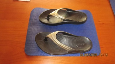 Oofos Recovery Pantolette, Größe 41, Schwarz/Silber